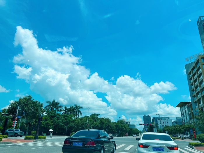 天空晴好  奇形怪状的云朵