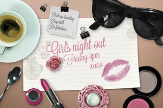 口红咖啡眼霜眼镜化妆品背景俯视图