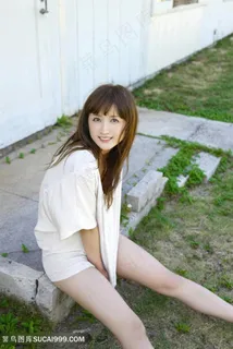 坐在地上的日本高清美女图片