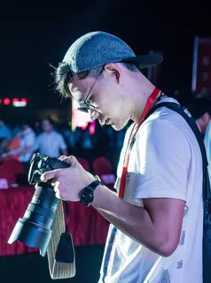 侧颜帅哥摄影师图片 侧颜帅哥摄影师图片