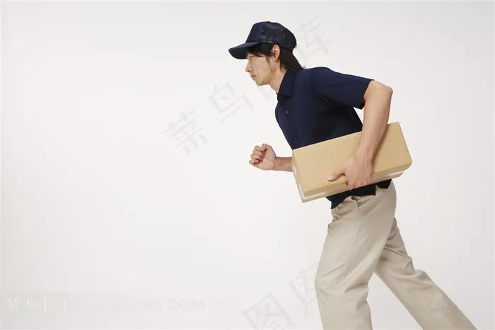 抱纸箱跑步的快递员