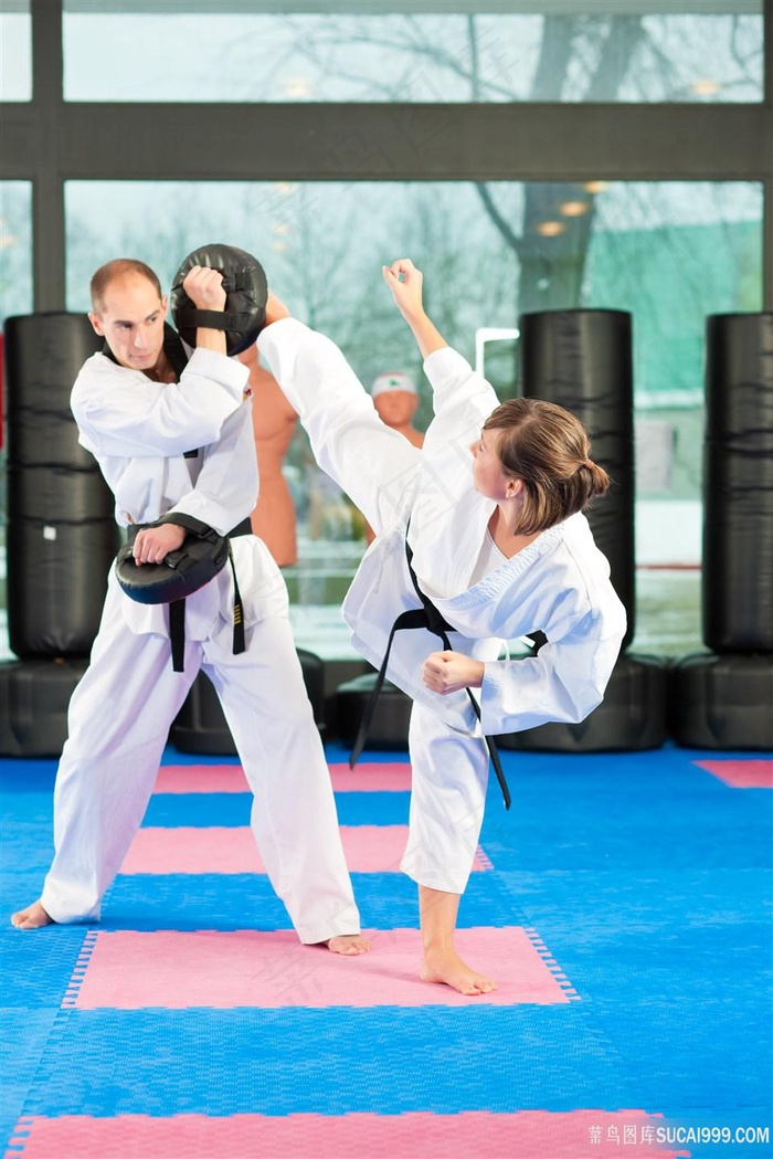 练跆拳道的男女高清摄影图片