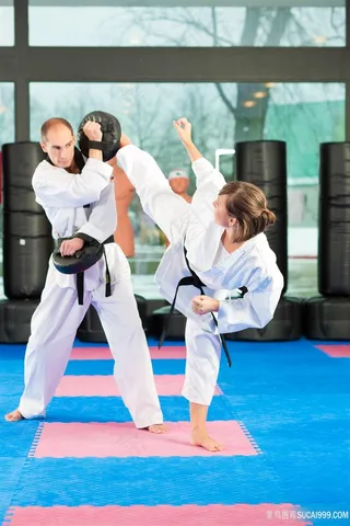 练跆拳道的男女高清摄影图片