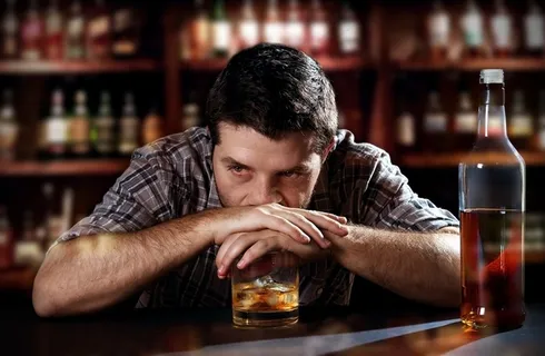 喝醉酒趴着的男人 喝醉酒趴着的男人