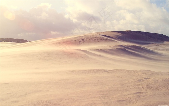 白云底下的沙漠