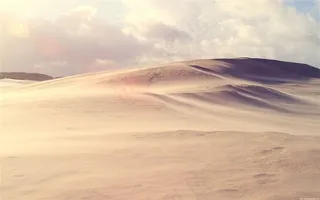 白云底下的沙漠