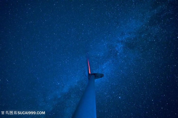 巨大风车上的银河星空