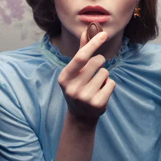 手拿巧克力的女人图片 手拿巧克力的女人图片