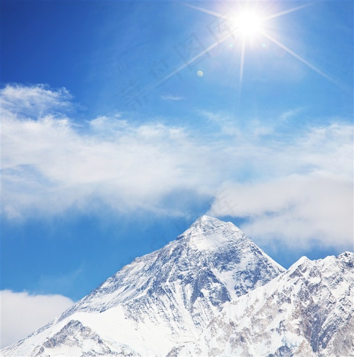 蓝天白云下的雪山风景图片