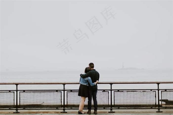 拥抱在一起的情侣摄影图