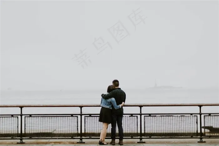 拥抱在一起的情侣摄影图