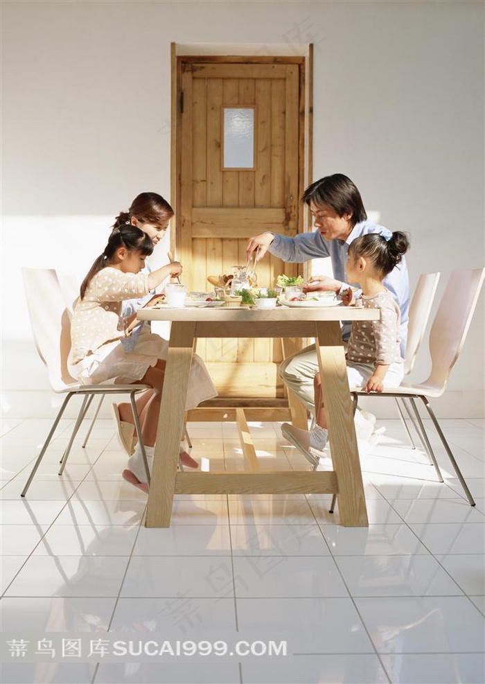 全家一起吃饭