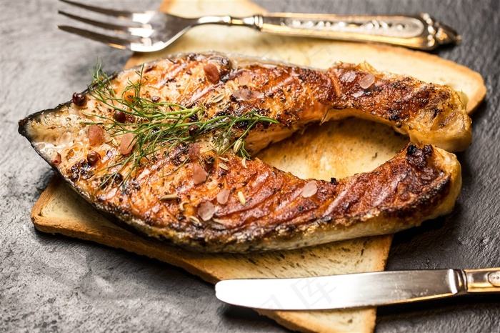 美味的碳烤三文鱼美食素材