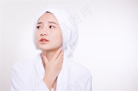 转头右望的性感浴袍美女