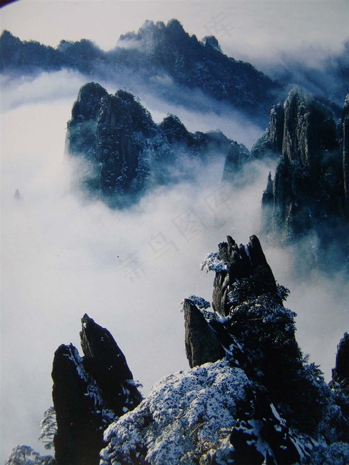飘落白雪的山峰间的云海
