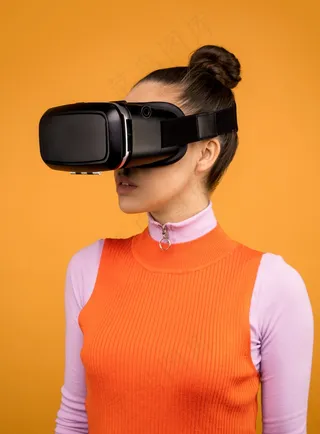 戴着VR眼镜的美女图片