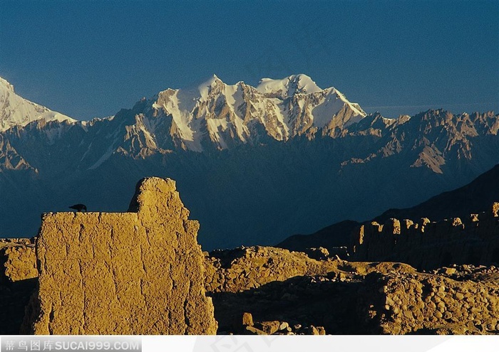 西藏风景-夕阳下美丽的雪山