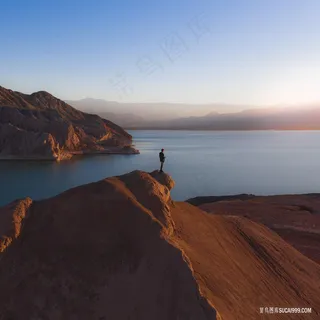 唯美峡谷湖泊夕阳图片