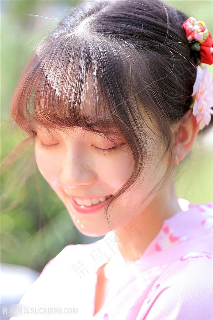 闭上眼睛的*清纯女生特写图片