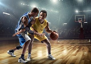 在赛场上拼搏的篮球运动员高清图