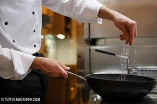 正在调菜的厨师高清图片