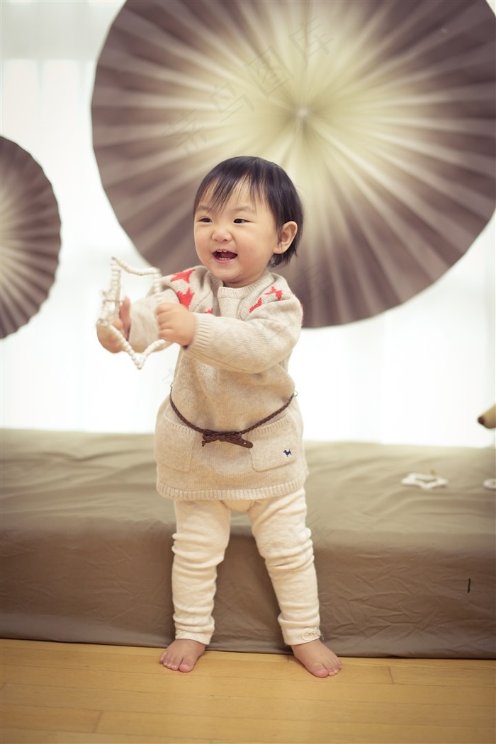 站起来玩耍的可爱幼儿