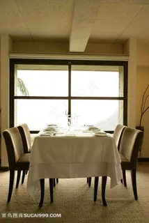 室内带白色桌布的餐桌 室内带白色桌布的餐桌