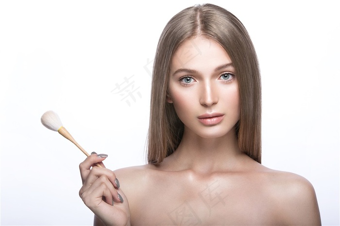 拿着化妆笔的性感美女大图
