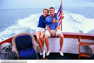 坐游轮的年轻情侣