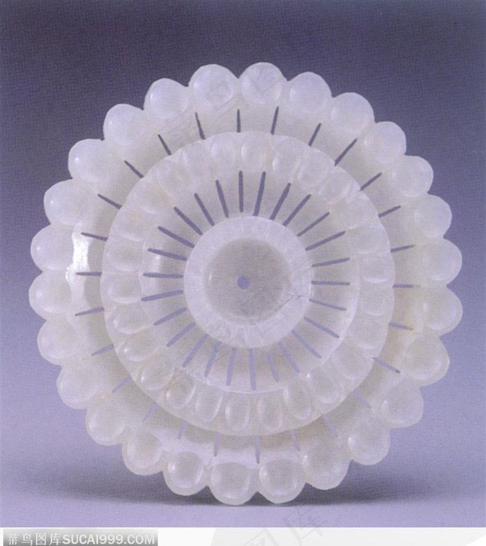 中华传统-圆形镂空雕刻的玉盘