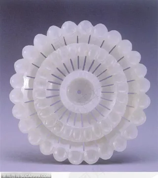 中华传统-圆形镂空雕刻的玉盘