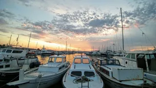 黄昏下停靠船只图片