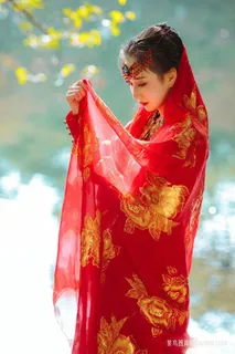 红衣装束古装写真女子图片