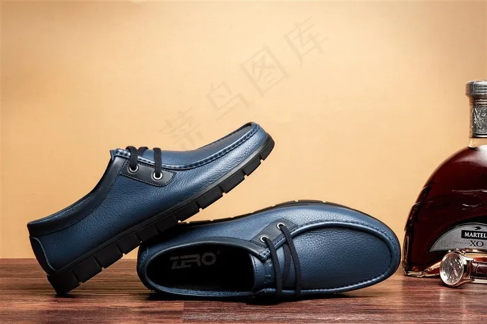 台子上手表旁的棕色男士皮鞋图片欣赏