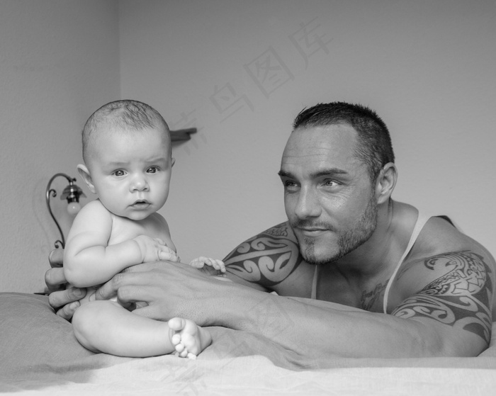 爸爸和婴儿黑白写真