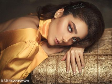 头靠在稻草凳上的精致印度女郎美女图片