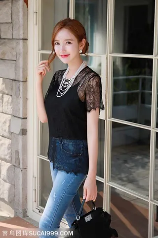 穿着牛仔裤的韩国美女李妍静高清图片