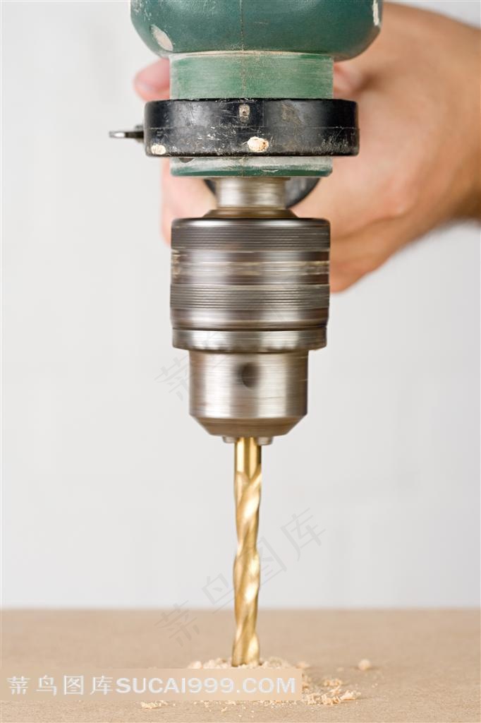 正在钻木板的冲击钻