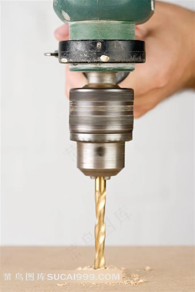 正在钻木板的冲击钻