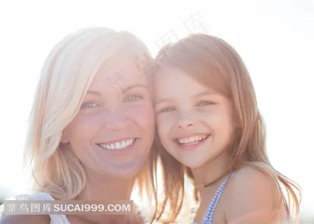 阳光下的母女两人合影素材