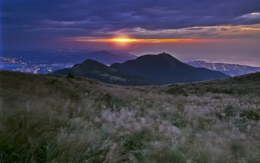 山与城市的夜景
