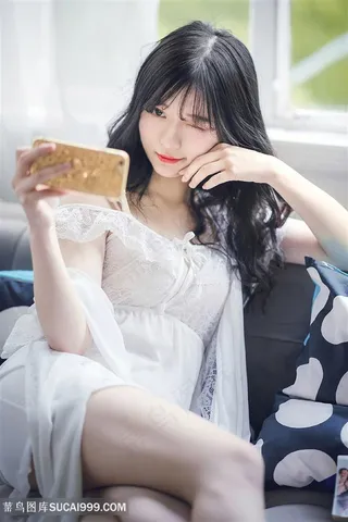 拿手机自拍的清纯美女图片