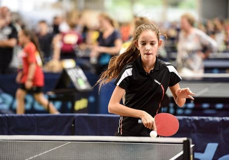 正在打乒乓球的小孩摄影图