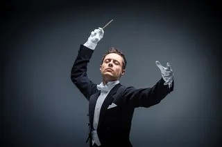 自信的交响乐指挥家高清图片