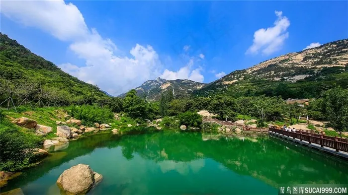 蓝天下的青山绿水美景摄影