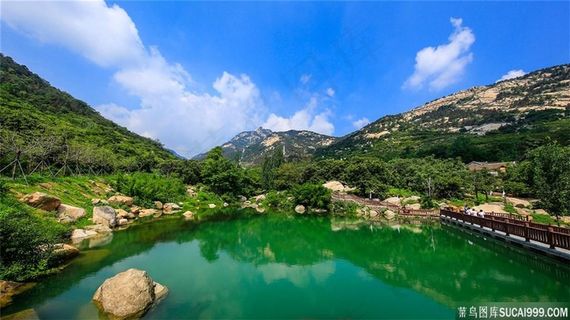 蓝天下的青山绿水美景摄影