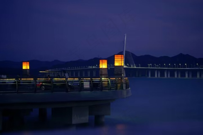 夜晚江边水景