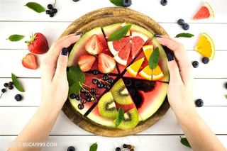 新鲜的夏季水果拼盘高清图片