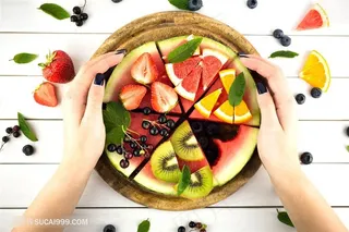 新鲜的夏季水果拼盘高清图片