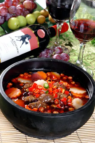 砂锅石锅美食煲类特色菜怀红酒煮猪手